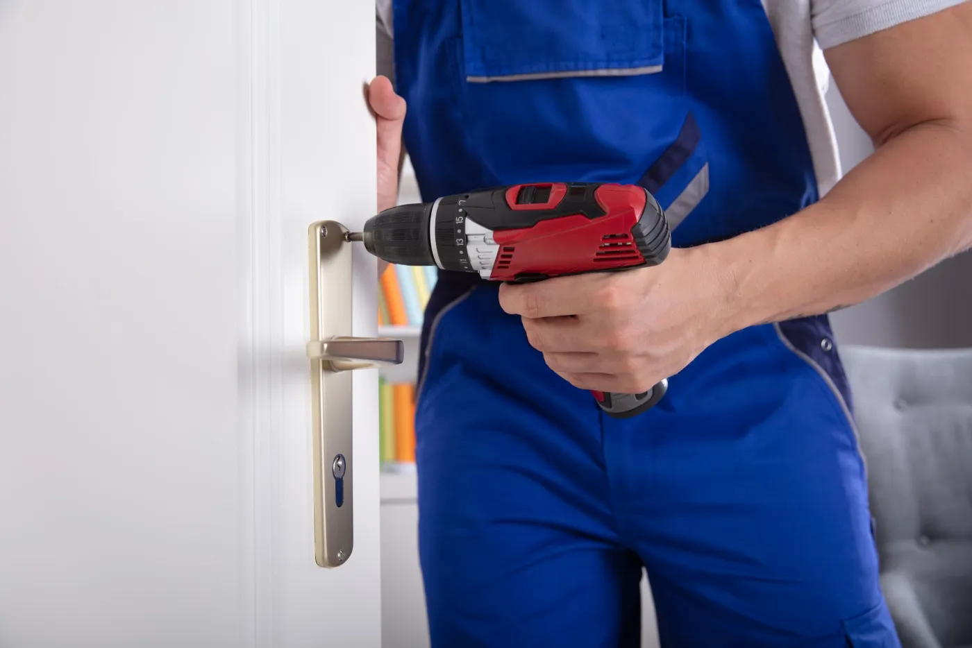 Pose d'un cylindre de serrure neuf sur une poignée de porte par un serrurier